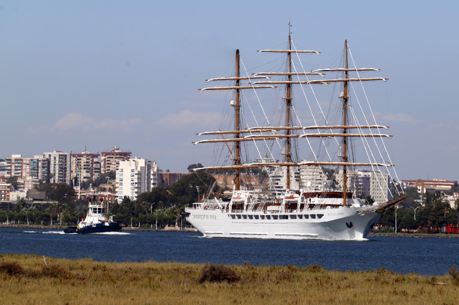 Partida del velero de cruceros Sea Cloud Spirit del Puerto de Huelva
