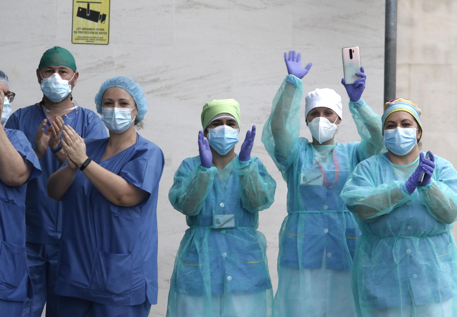 Sanitarios aplauden en las puertas de Urgencias del Reina Sofía.