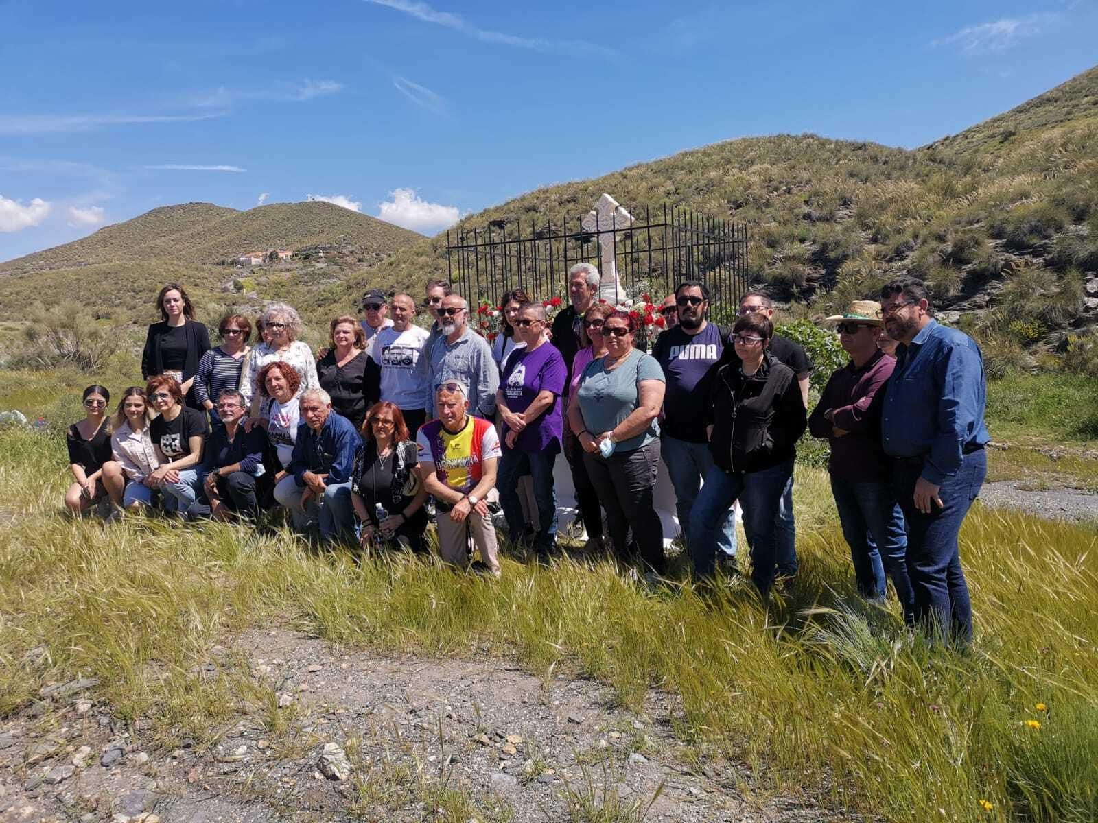 Familiares de los tres hombres que murieron, en el lugar donde fueron encontrados sus cuerpos, en Gérgal.