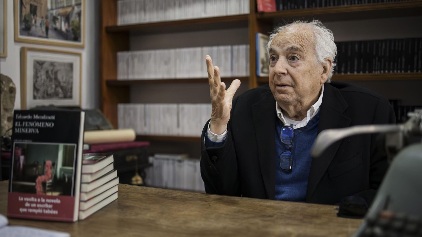 Eduardo Mendicutti, en la librería Fórum de Sanlúcar de Barrameda.
