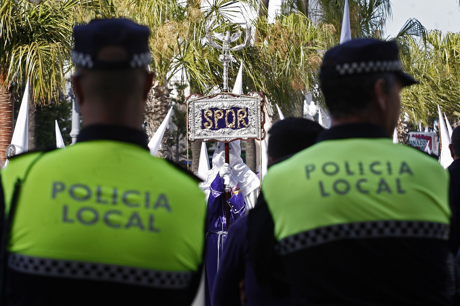 Dos policías locales participan en un dispositivo de seguridad en Semana Santa.