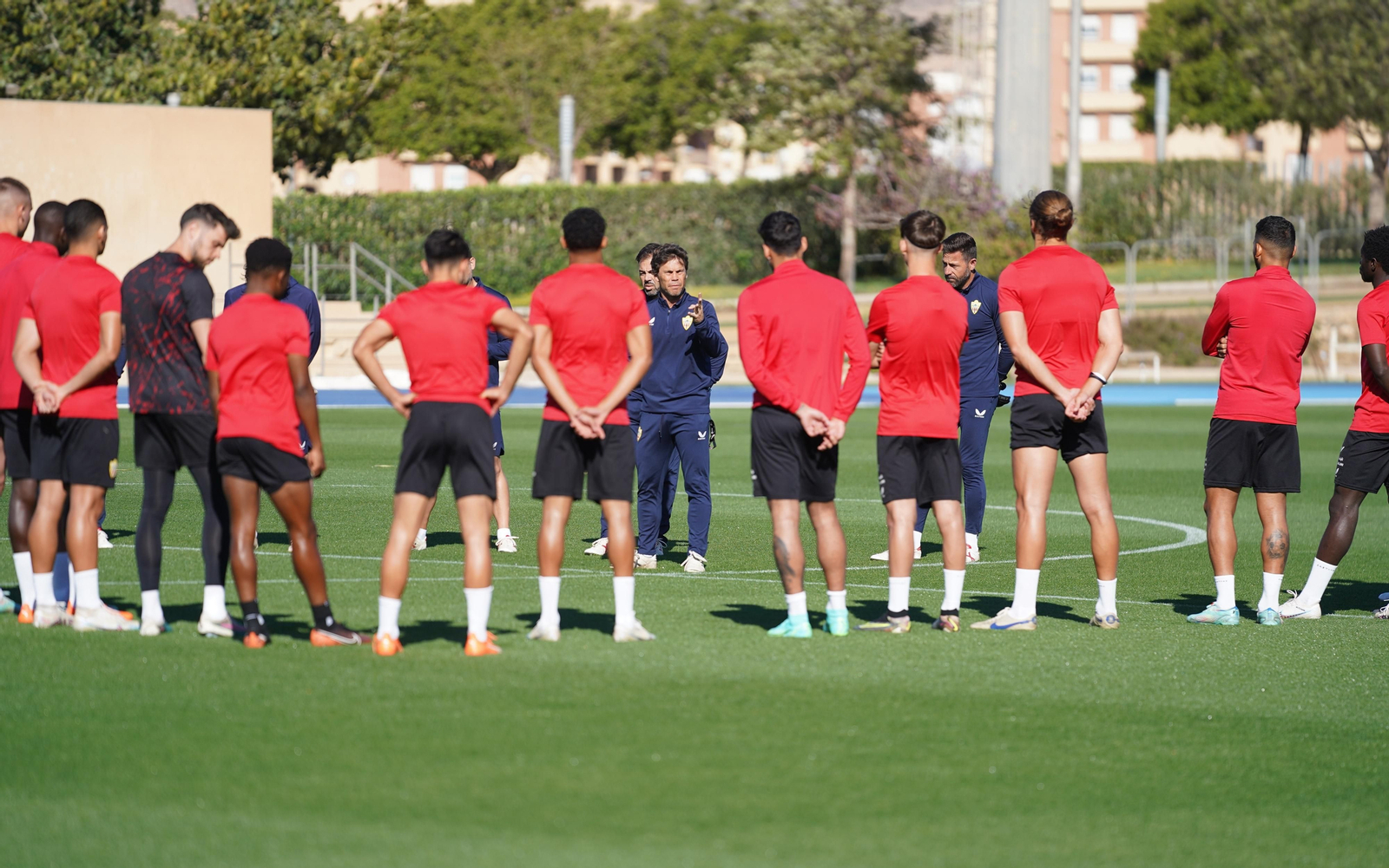 Rubi se dirige a sus pupilos en el entrenamiento del miércoles