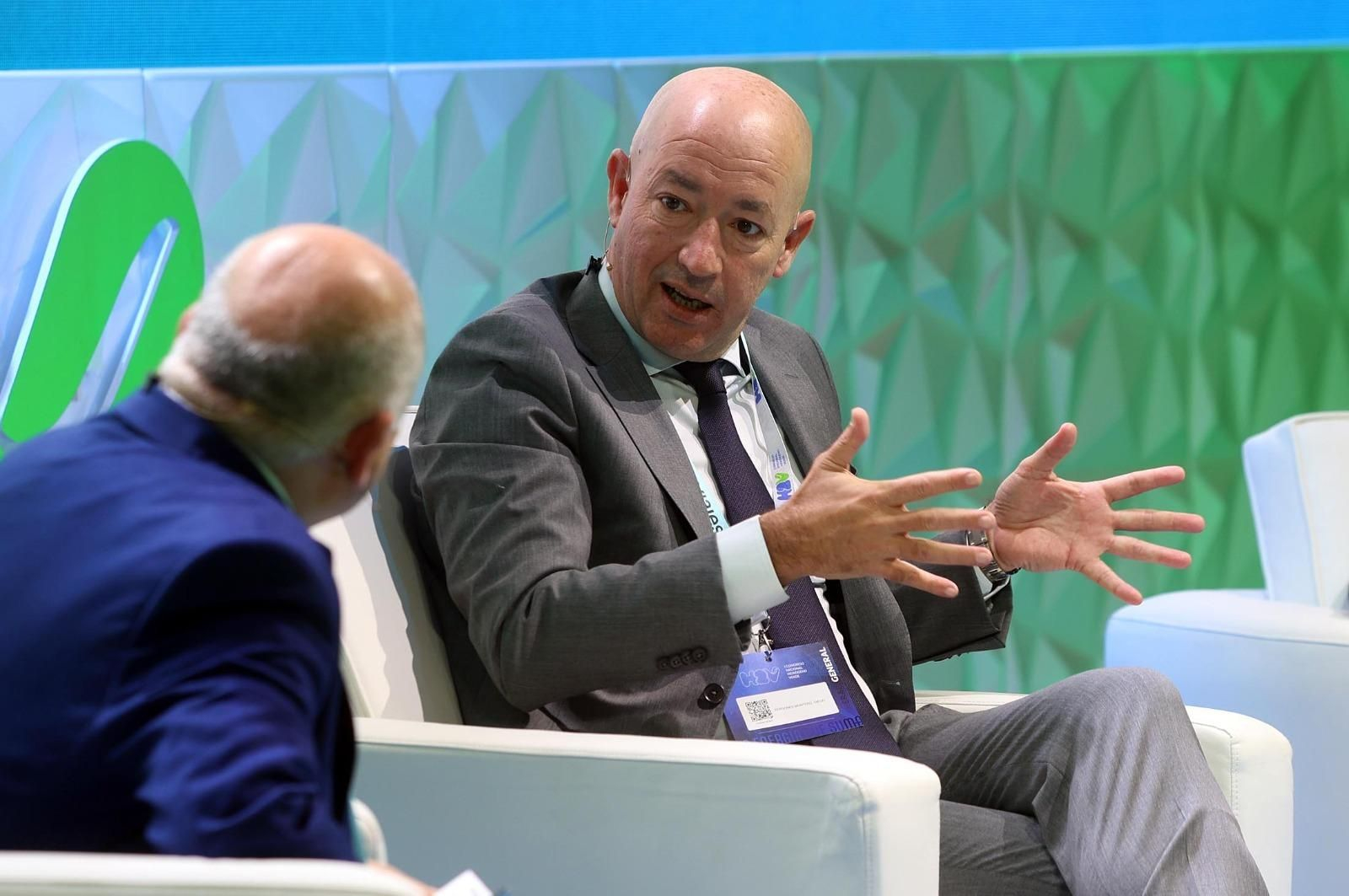 Imágenes de las mesas redondas 'H2V como vector de descarbonización' y 'Metanol Verde' este viernes en Huelva