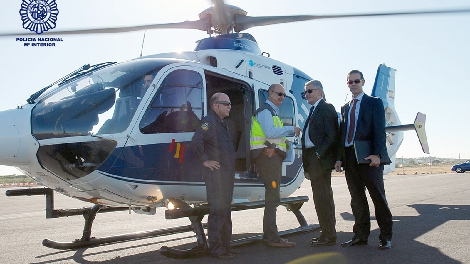 Miembros de la UDEF y el juez instructor en el helicóptero con el que sobrevolaron en 2014 la finca de Alosno de Casto Pino.