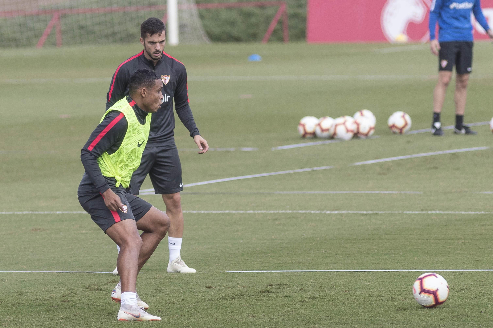 Muriel se ejercita junto a Sarabia en un entrenamiento con el Sevilla.