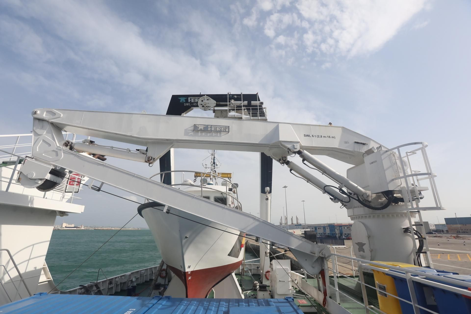 Dispone de una embarcación pesquera auxiliar para prácticas de 15 metros de eslora y 40 toneladas de desplazamiento.