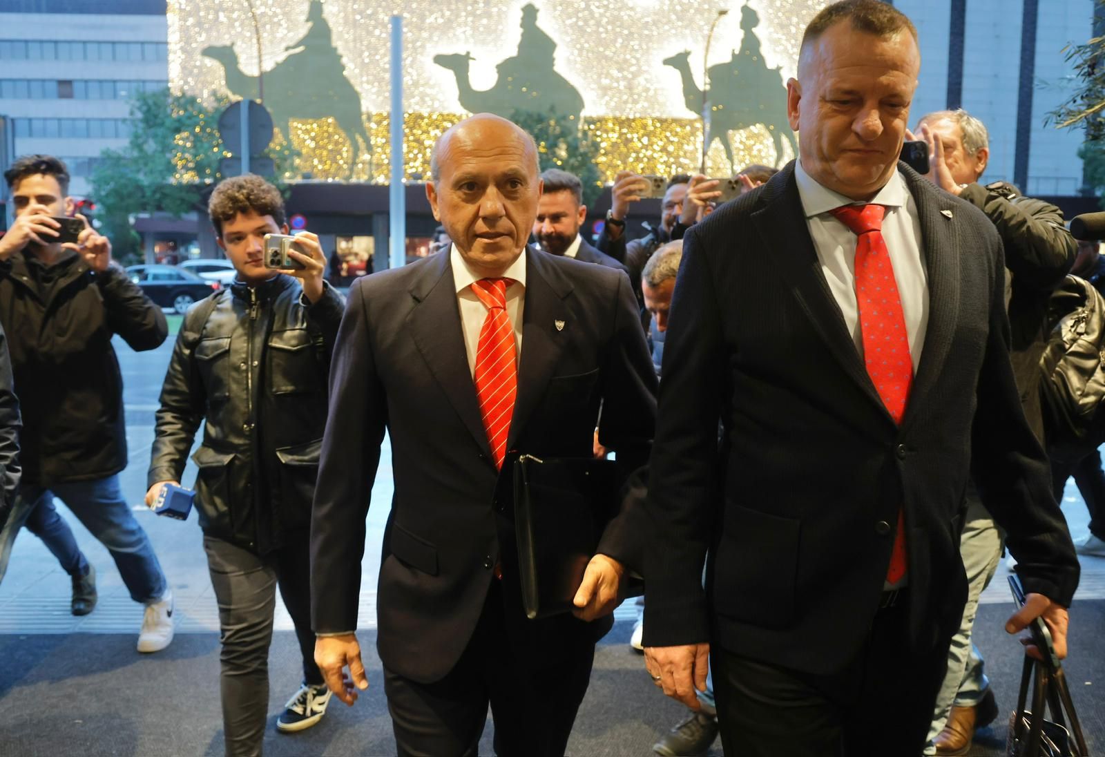 José María del Nido junto a Ángel Delgado llegando a la Junta de Accionistas 2025 del Sevilla FC