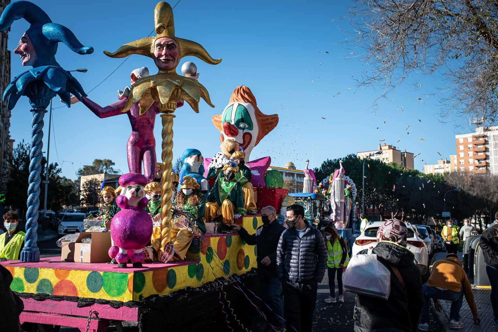 La visita de los Reyes Magos a los barrios de Huelva en imágenes