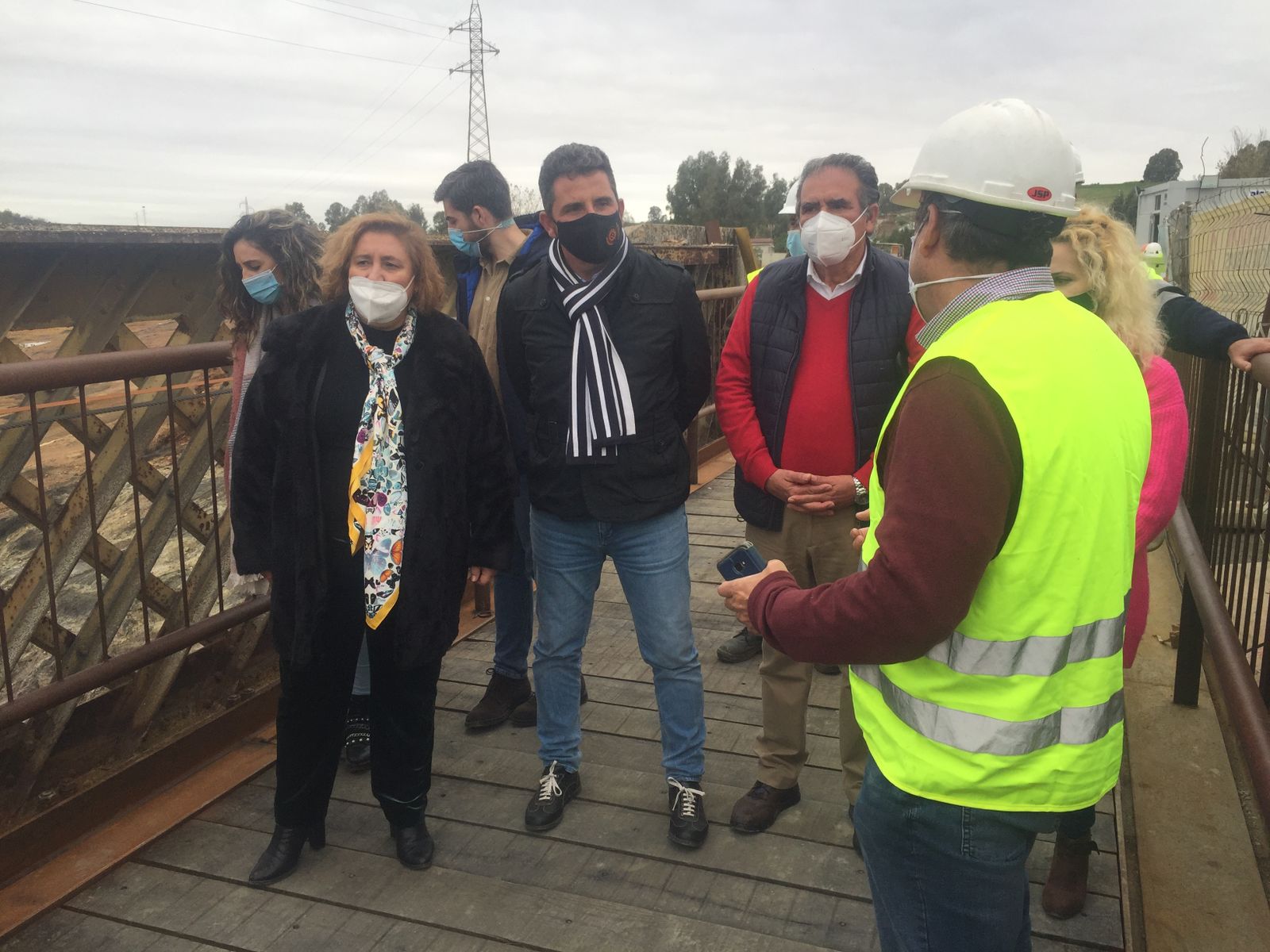 El delegado junto a la alcadesa de Niebla durante la visita a las obras