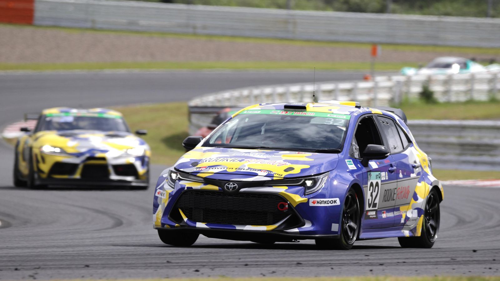 El motor de gasolina del Corolla ha sido modificado, también con la ayuda de Denso que ha desarrollado nuevas bujías, para poder emplea hidrógeno.