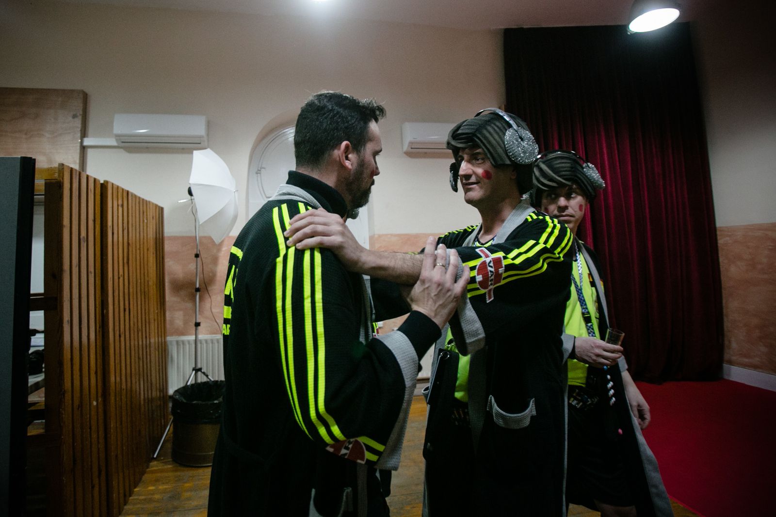 Luis Rossi autor de la chirigota  "Los VARbateños" y  el director de la agrupación Álvaro García antes de salir a escena