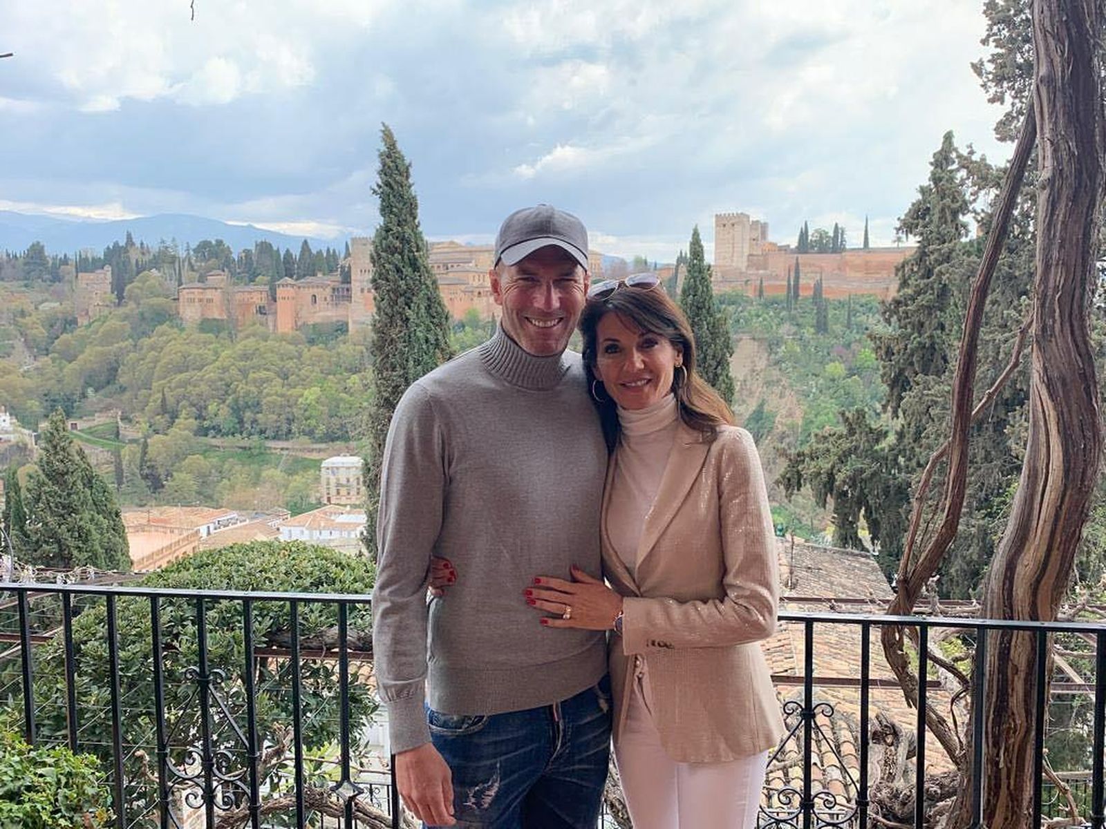 Zinedine Zidane, con su esposa frente a la Alhambra.