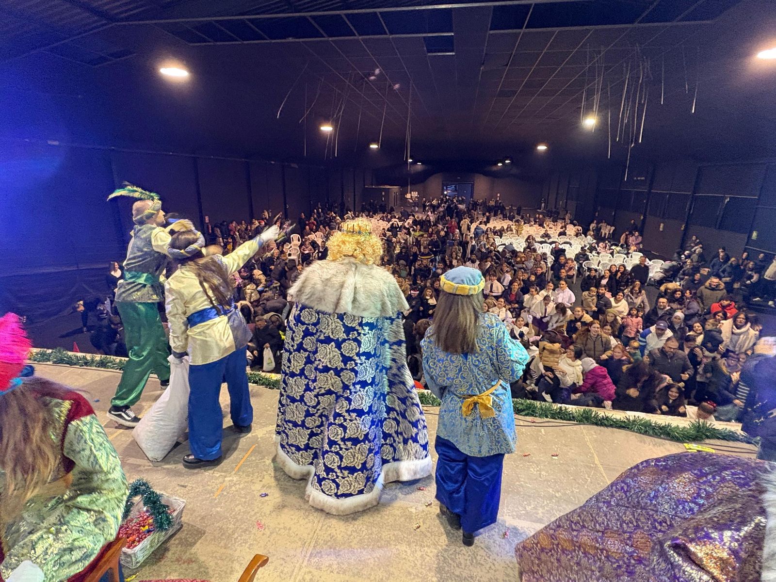 Magia y espectáculo se citan en la cabalgata más "diferente" de Olula del Río, en imágenes