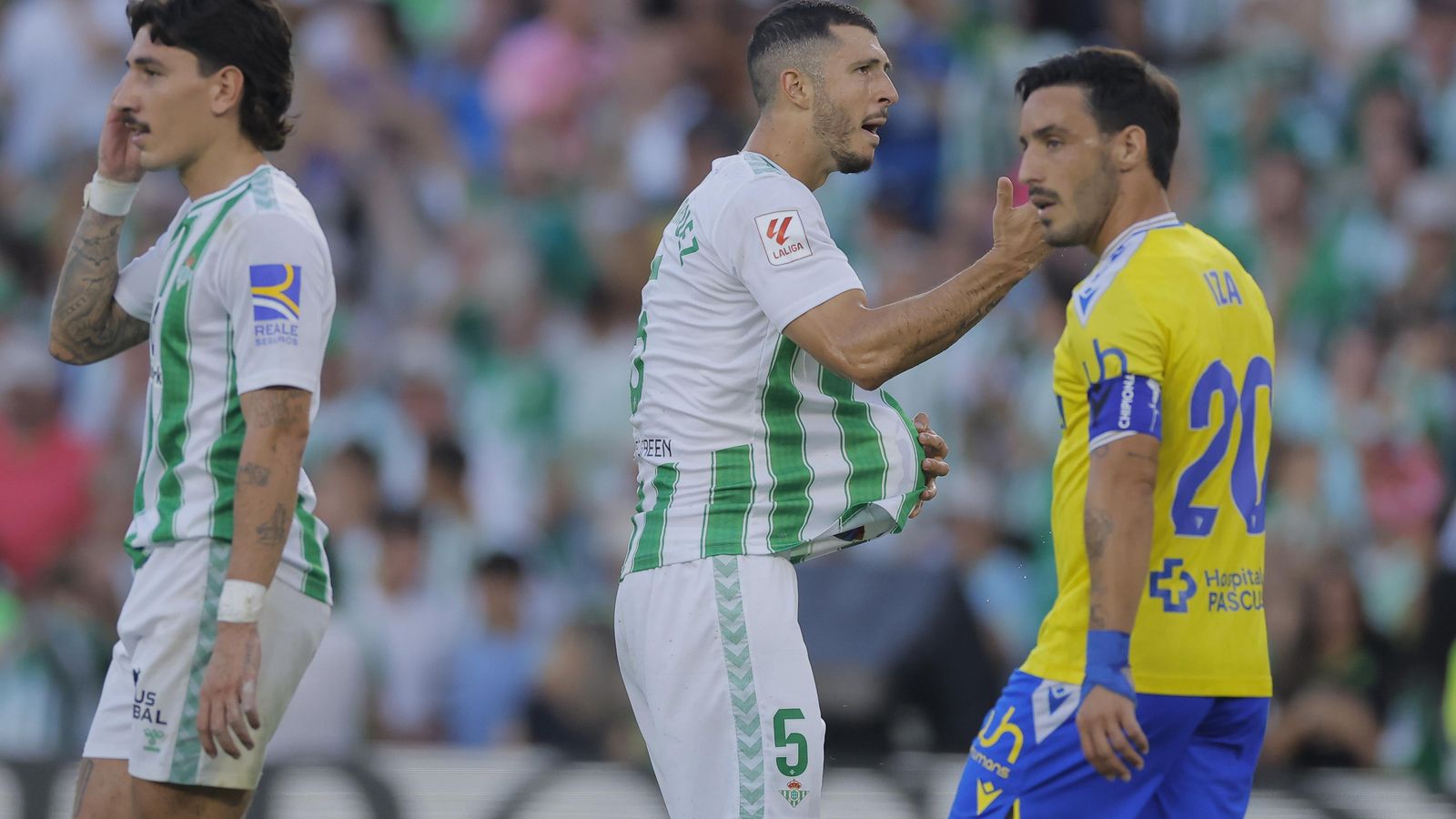 Guido Rodríguez celebra su gol dedicado al embarazo de su mujer.