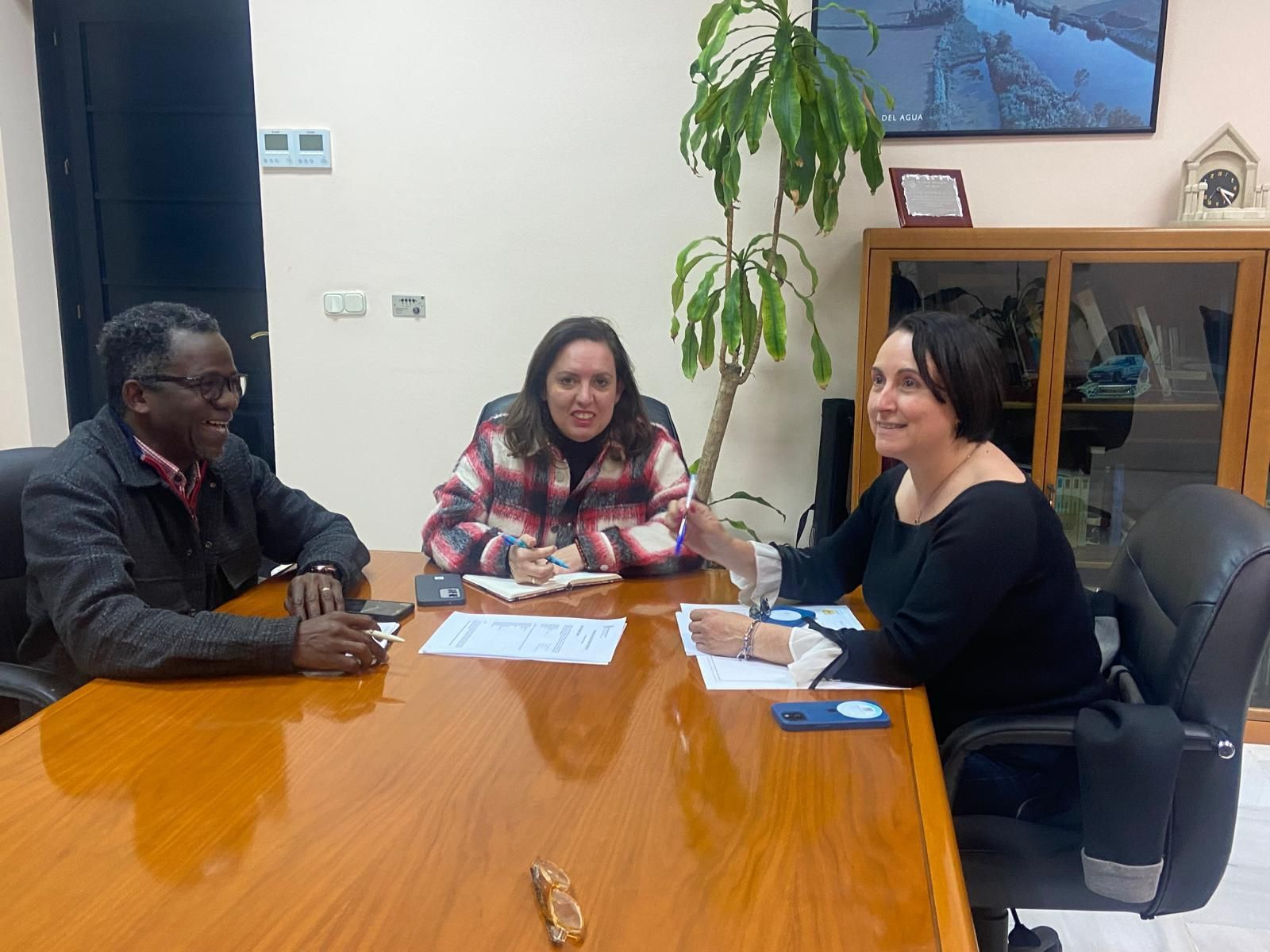 Un momento de la reunión de Nela García y los representantes de la Flampa.