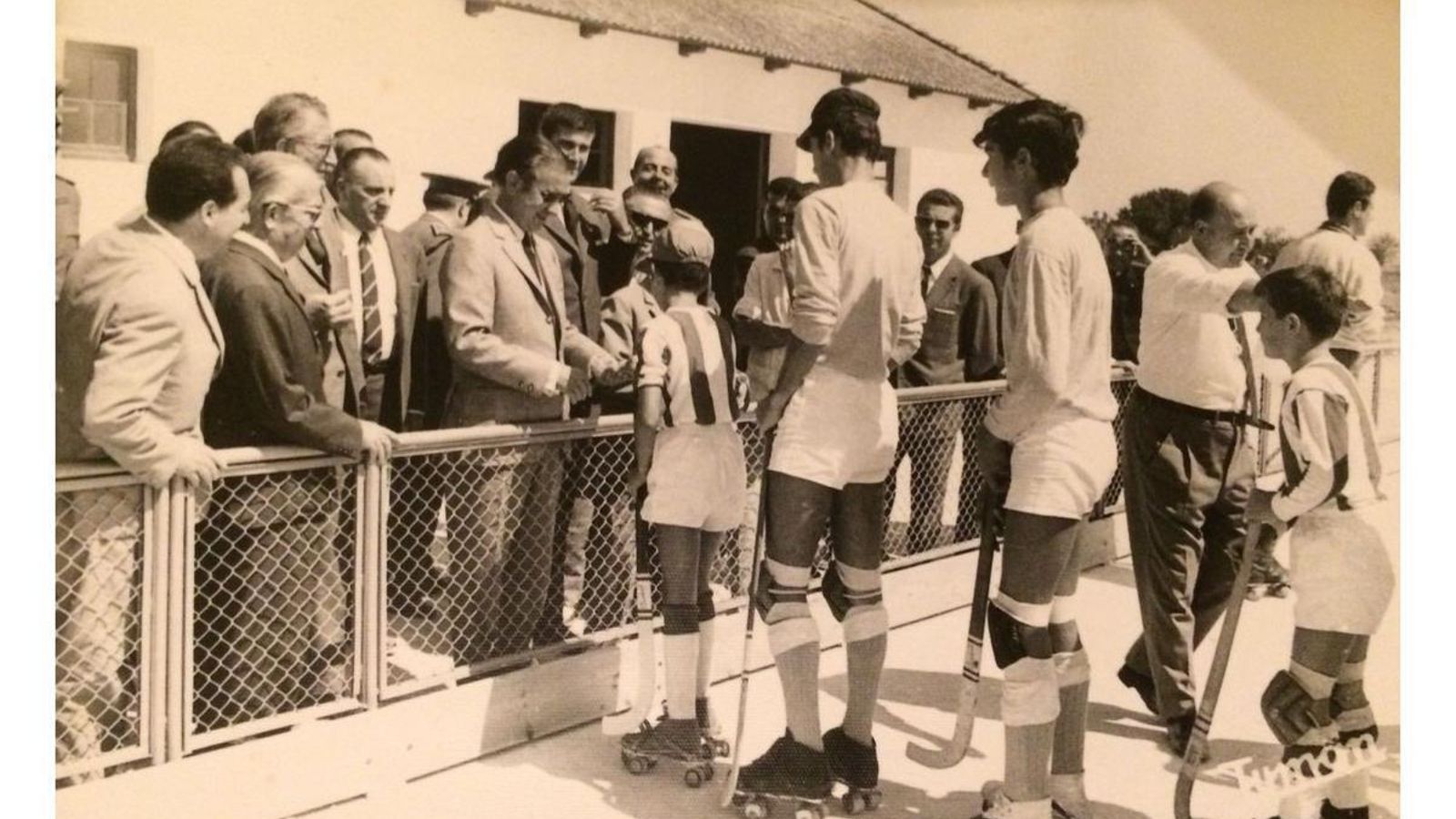 Juan Antonio Samaranch, ex presidente del Comité Olímpico Internacional, junto a Jesús  Mantaras  García-Figueras, en una competición de hockey sobre patines en el Club Nazaret.