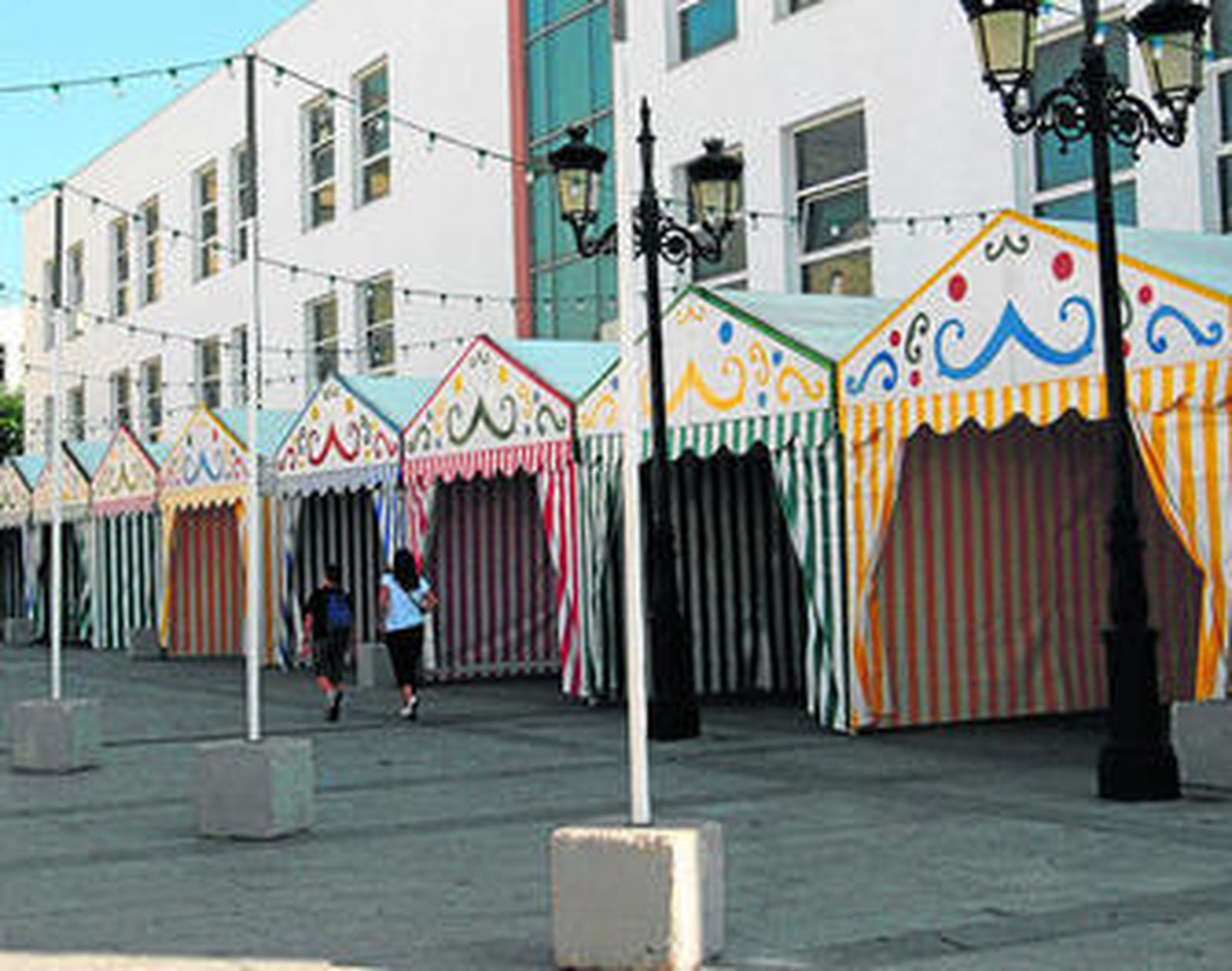 Las casetas ya montadas, ayer en la Plaza Mayor.
