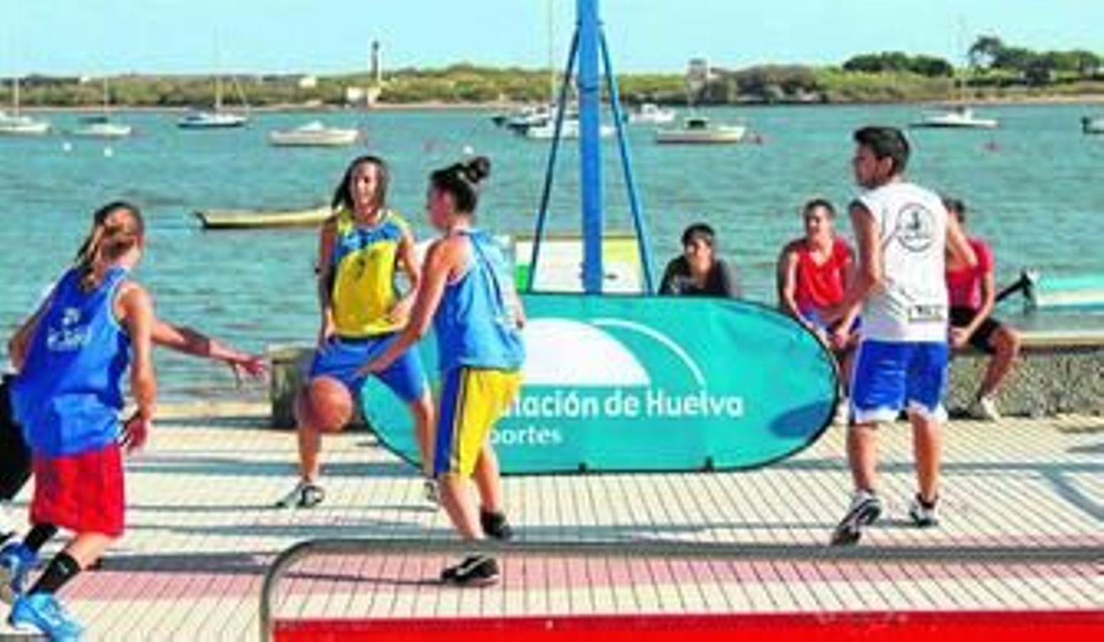 Jugadores disputando uno de los partidos del Circuito Provincial de 3x3.