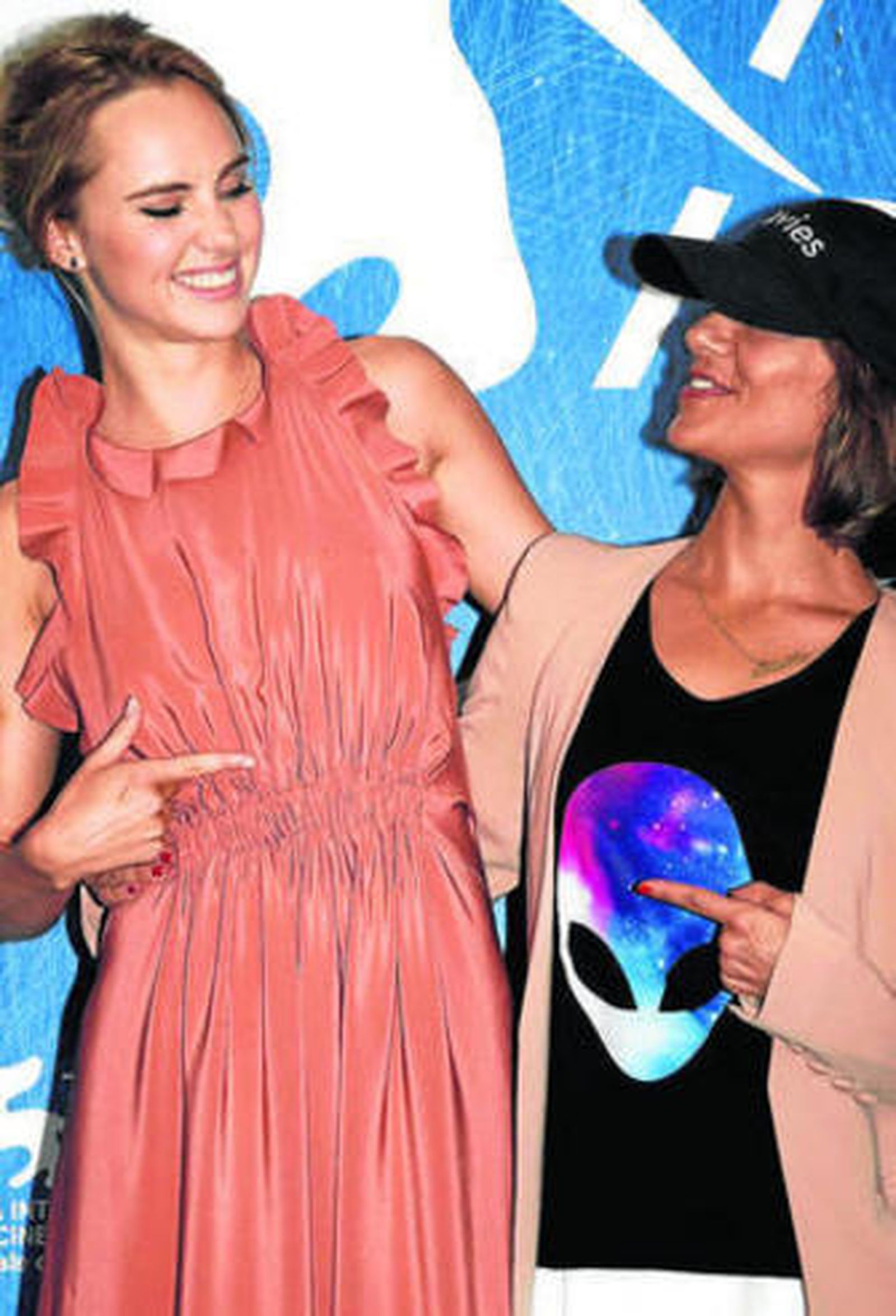 Suki Waterhouse y Ana Lily Amirpour.