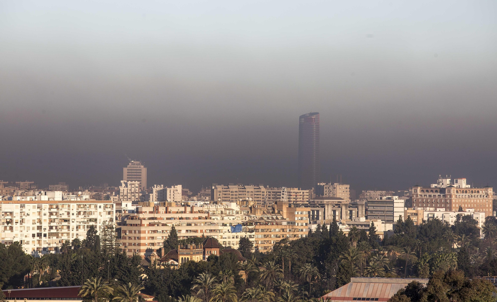 Boina de contaminación sobre Sevilla, en febrero de este año.