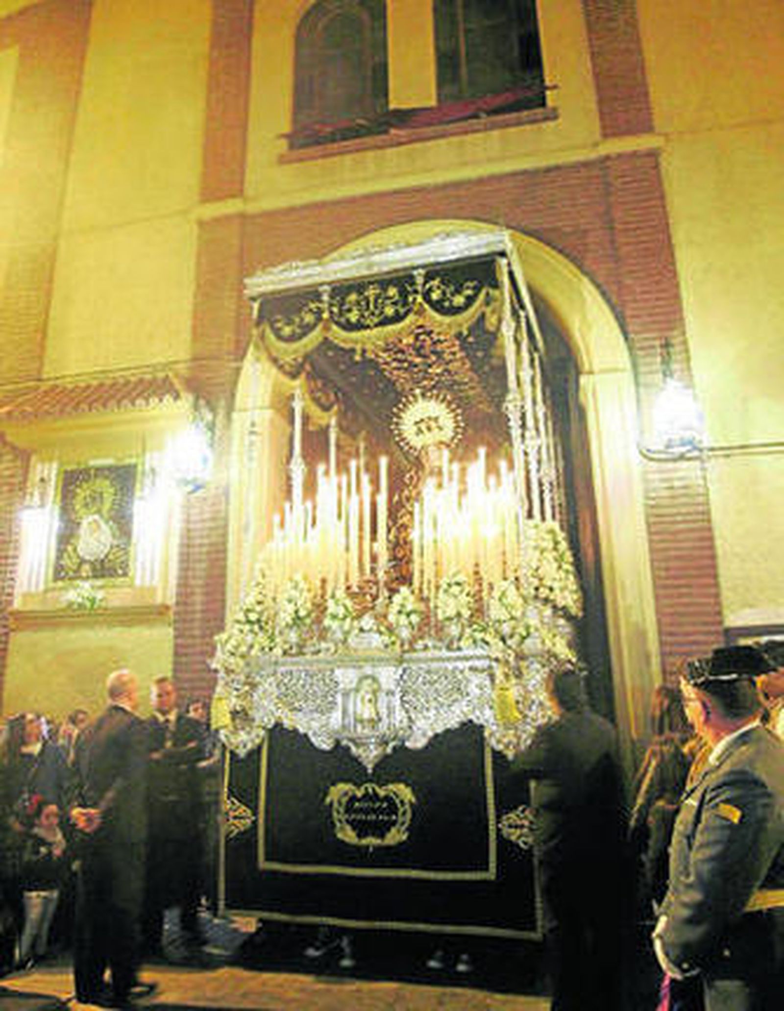 La Virgen del Consuelo sale, a las órdenes de Manuel Vicente y Miguel Ángel Plaza, de San Agustín.