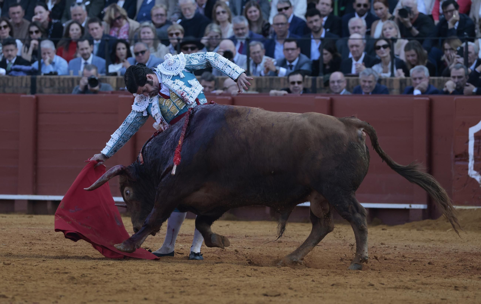 Las imágenes de los toros en Sevilla con Morante de la Puebla, José María Manzanares y Talavante