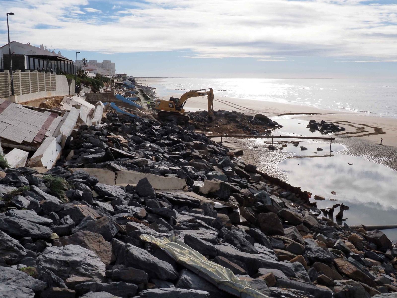 Las fotos de los destrozos del temporal en el paseo marítimo de Matalascañas
