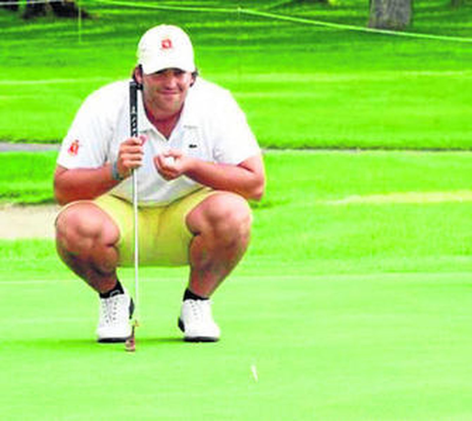 El tesorillero Mario Galiano observa un hoyo.