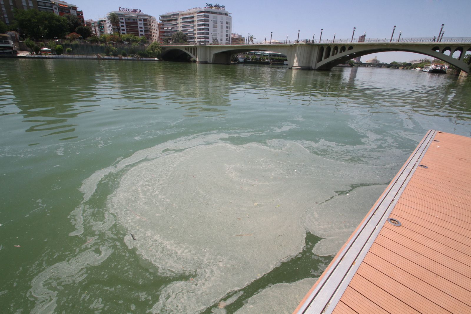 Mancha de aceite en el Guadalquivir