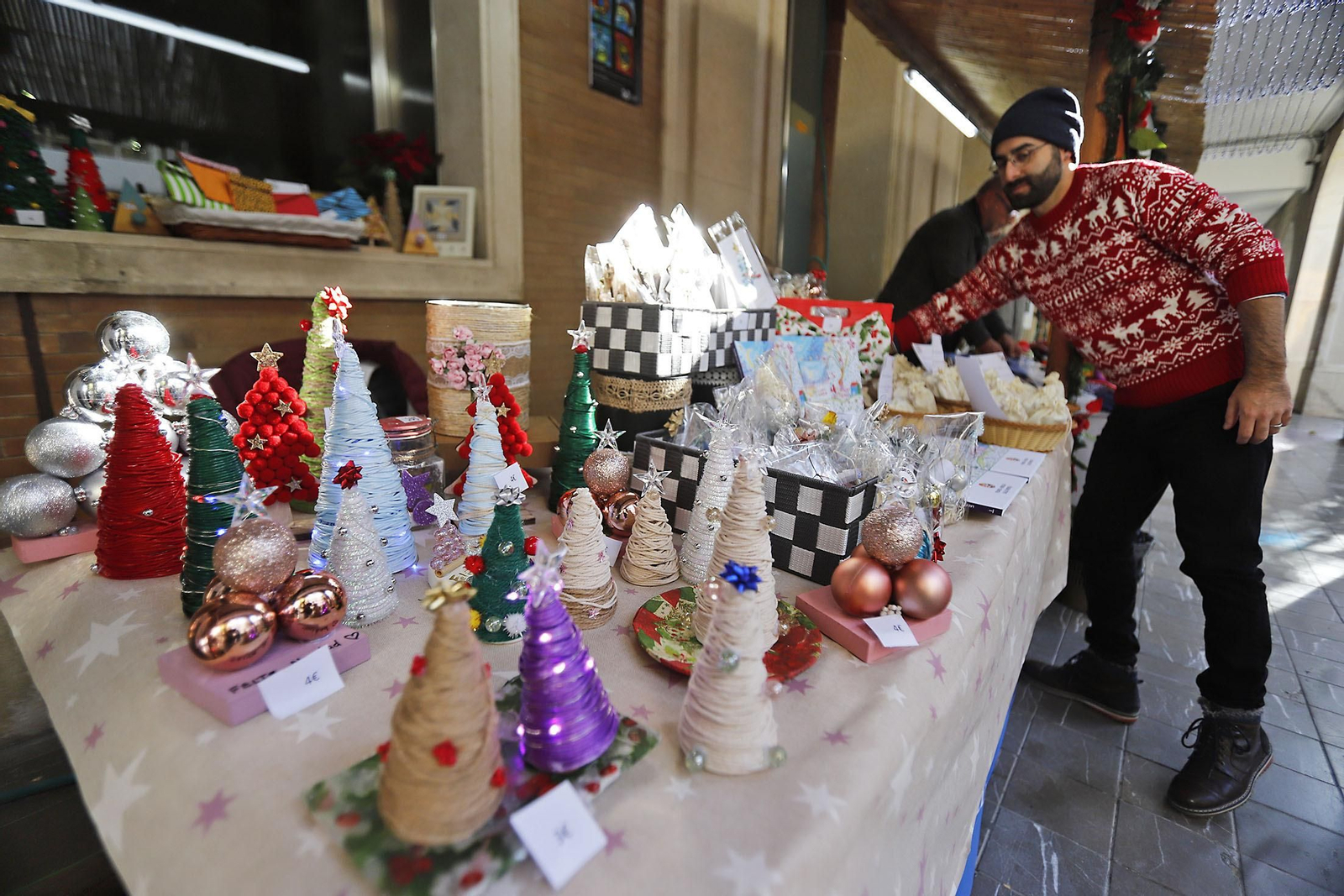 Imágenes del Mercadillo Solidario Navideño en la Diputación de Huelva