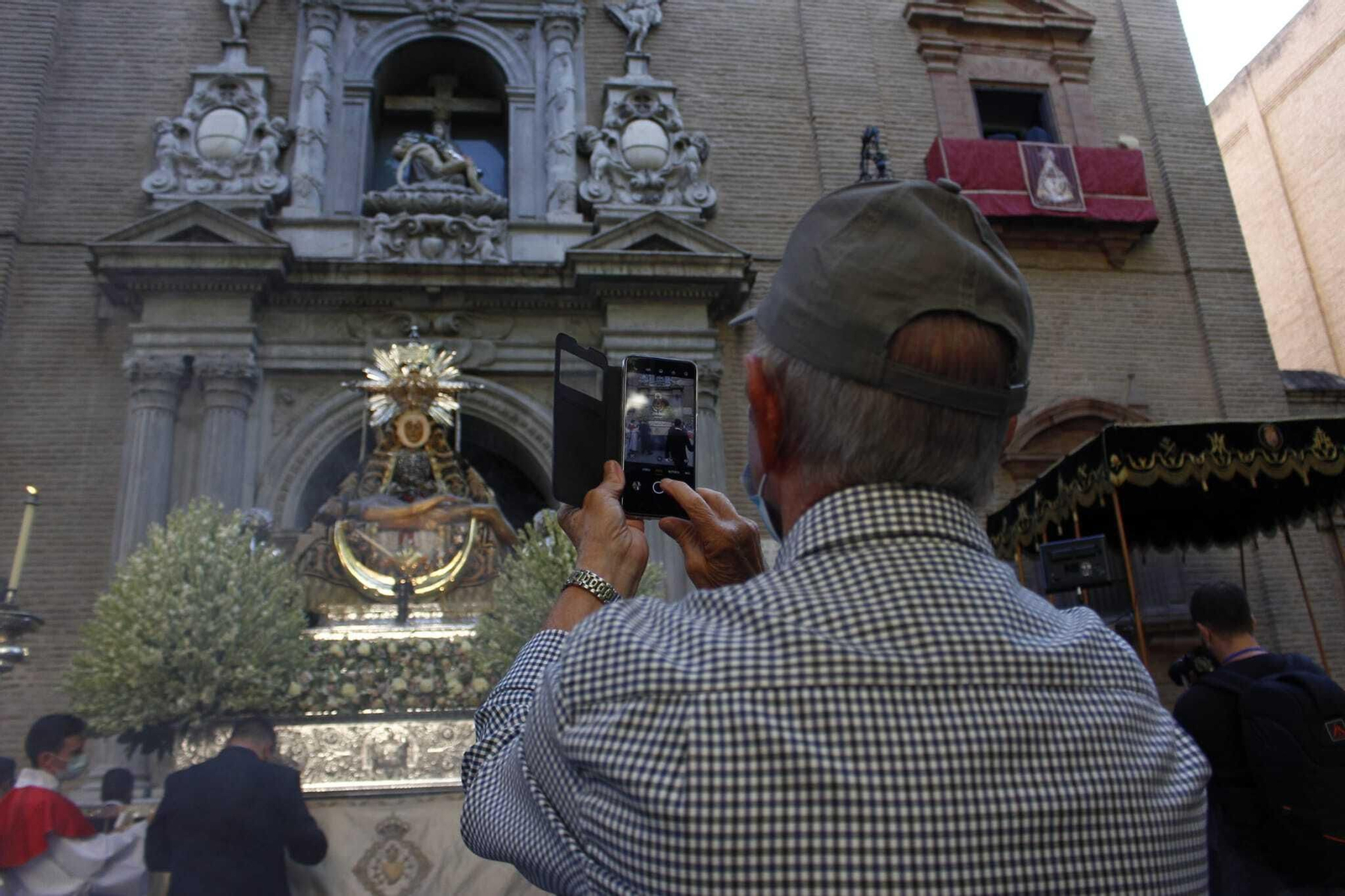 Fotos: La Virgen de las Angustias, en la puerta de la Basílica para ser venerada
