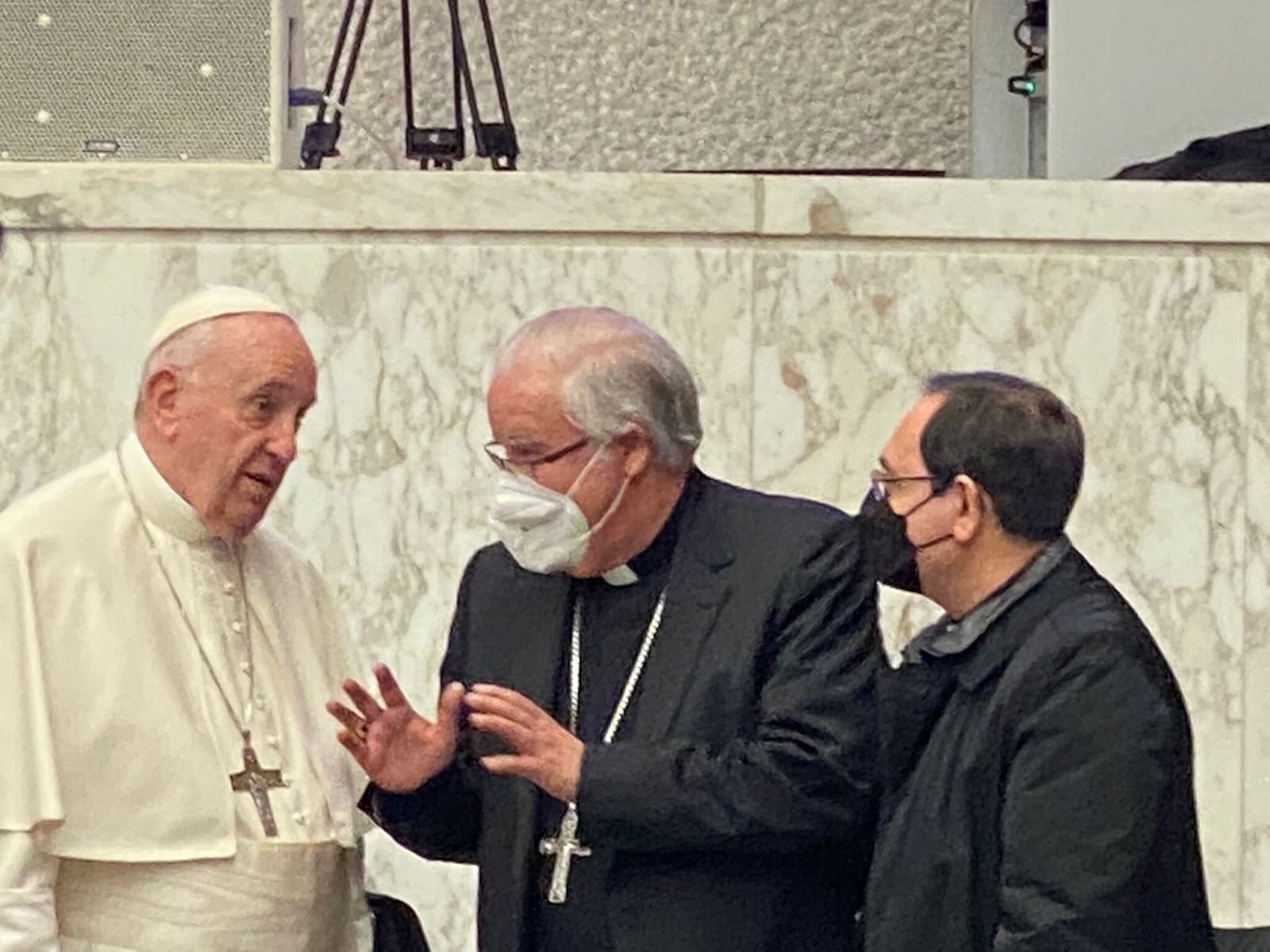 El Papa Francisco, Monseñor Saiz y Teodoro León.