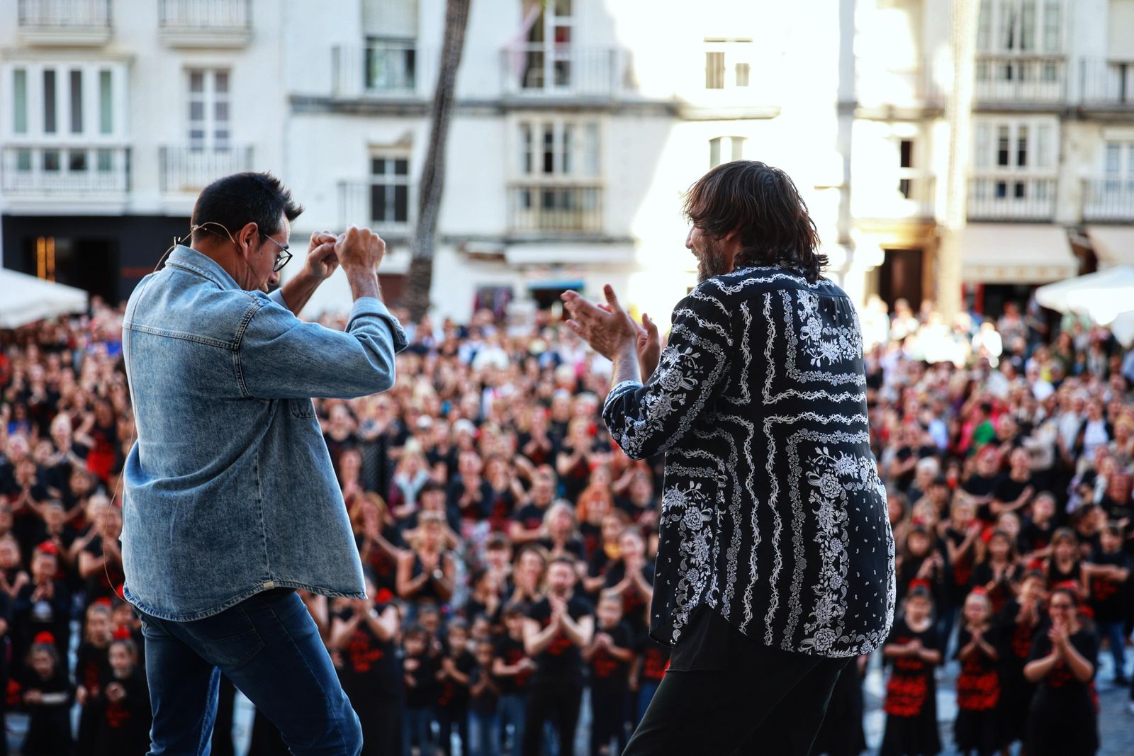 Imágenes del 'flashmob' por el Día del Flamenco en Cádiz