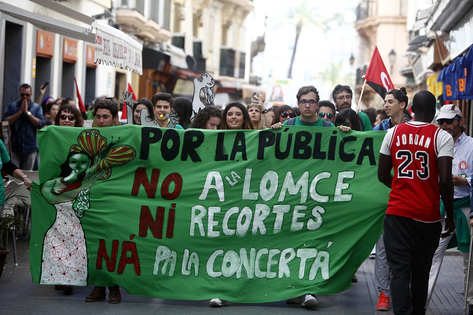 Cabecera de la manifestación de ayer por la mañana en el centro de Cádiz.