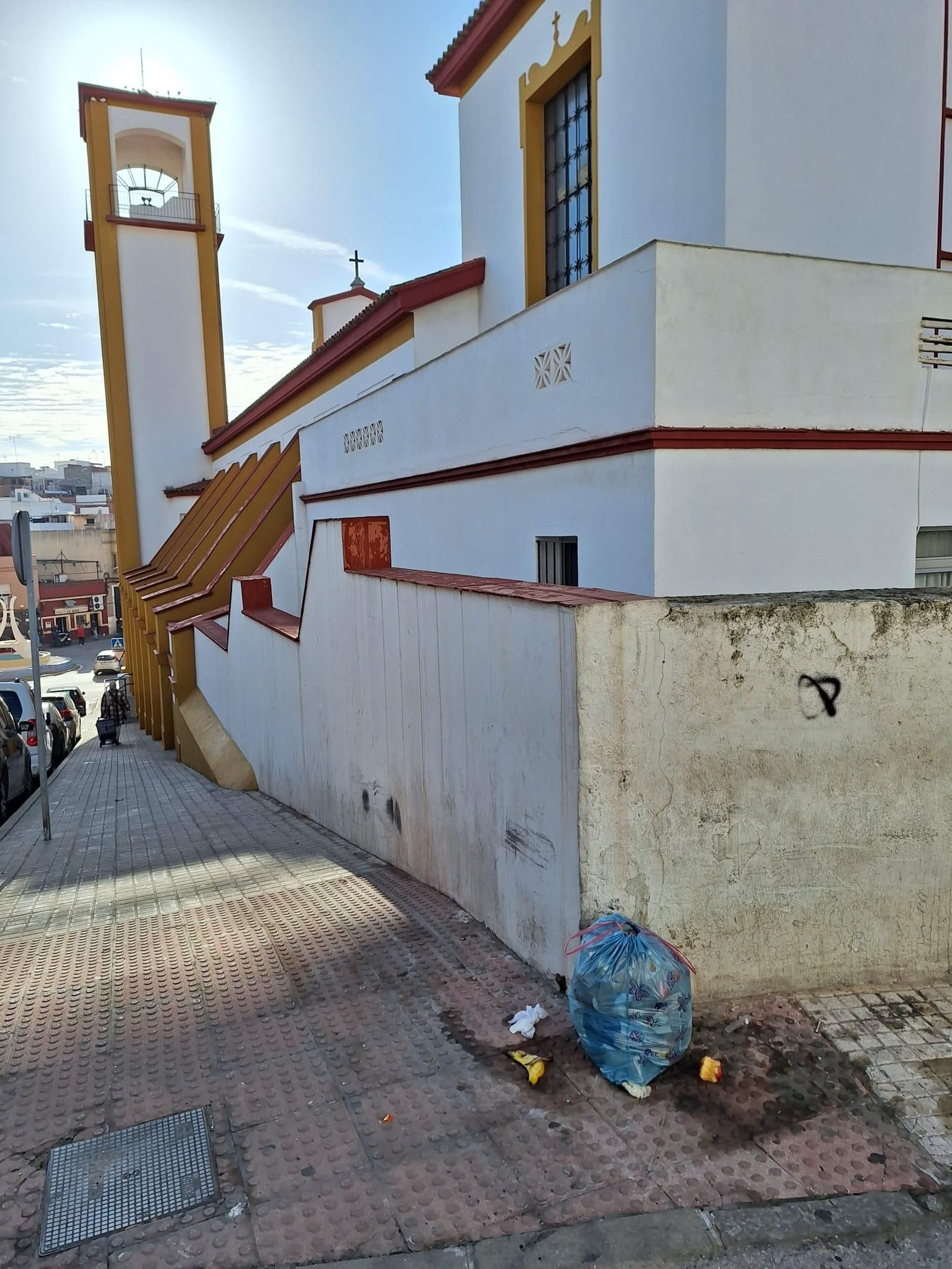 Basura en una de las esquinas de Santa María Micaela, la iglesia de la barriada. Basura en una de las esquinas de Santa María Micaela, la iglesia de la barriada.