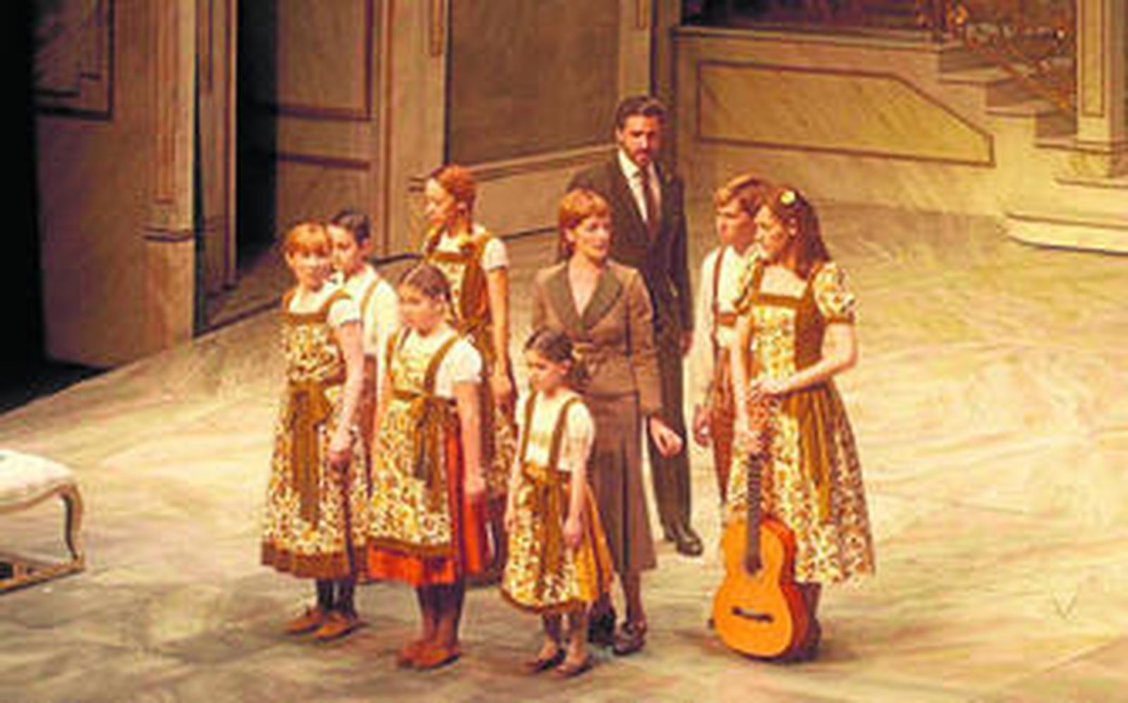 Una escena del musical donde aparece Carlos J. Benito como Georg Von Trapp y Silvia Luchetti como María con sus siete hijos.