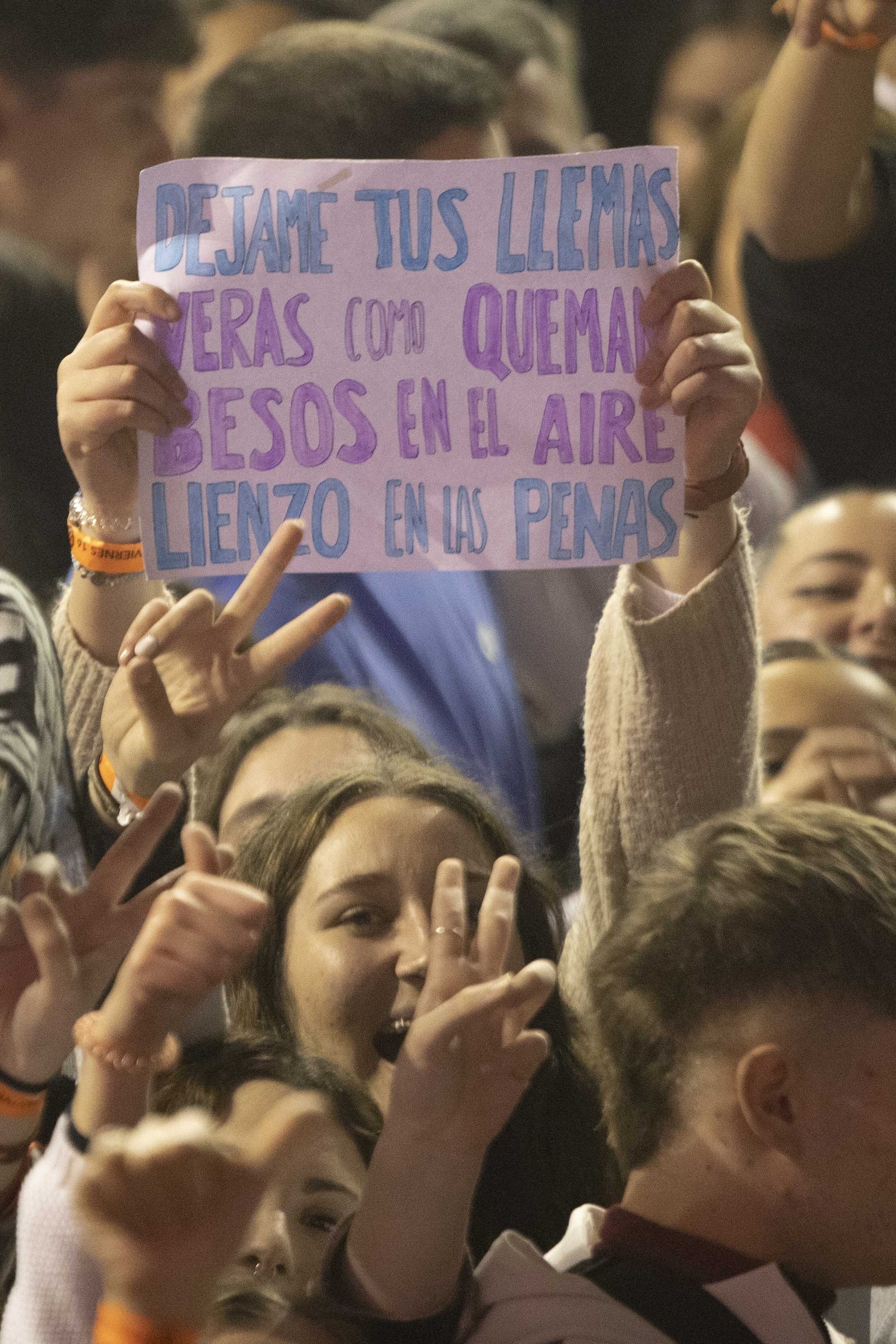 Dellafuente vuelve a tocar la cúspide en su segundo concierto en Granada, en imágenes