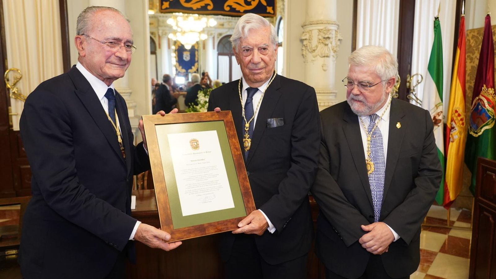 Francisco de la Torre, Mario Vargas Llosa y José Manuel Cabra de Luna, ayer, en el Ayuntamiento.