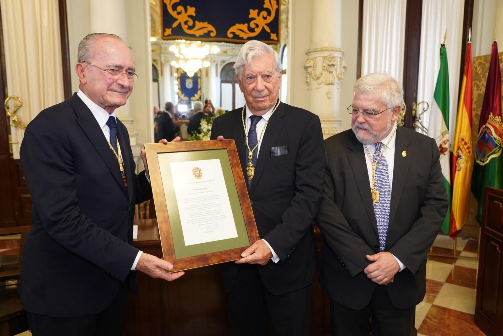 Francisco de la Torre, Mario Vargas Llosa y José Manuel Cabra de Luna, ayer, en el Ayuntamiento.