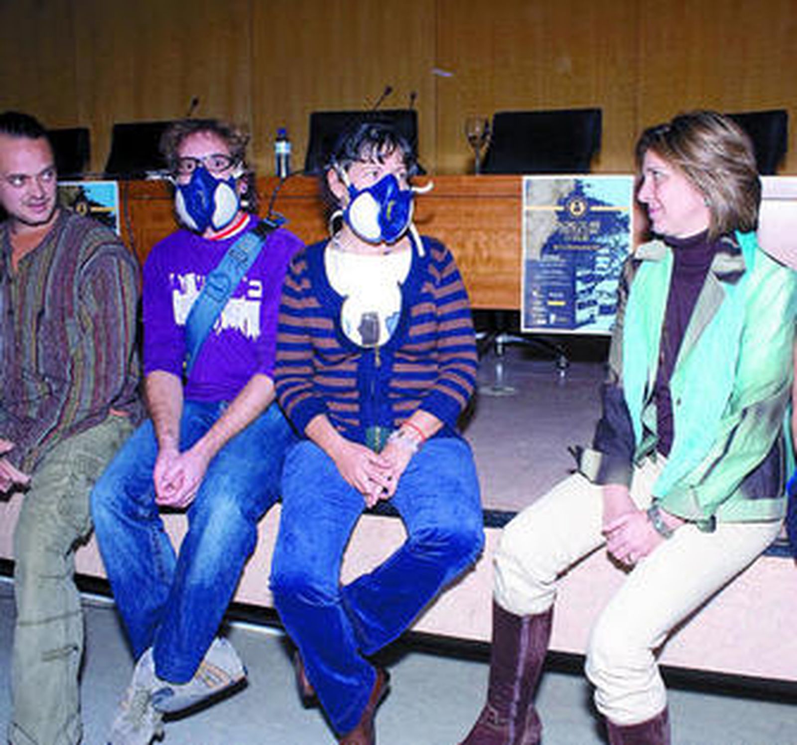 Activistas y afectadas en un encuentro. Deben usar máscara, pese a que merma su inhalación de oxígeno.