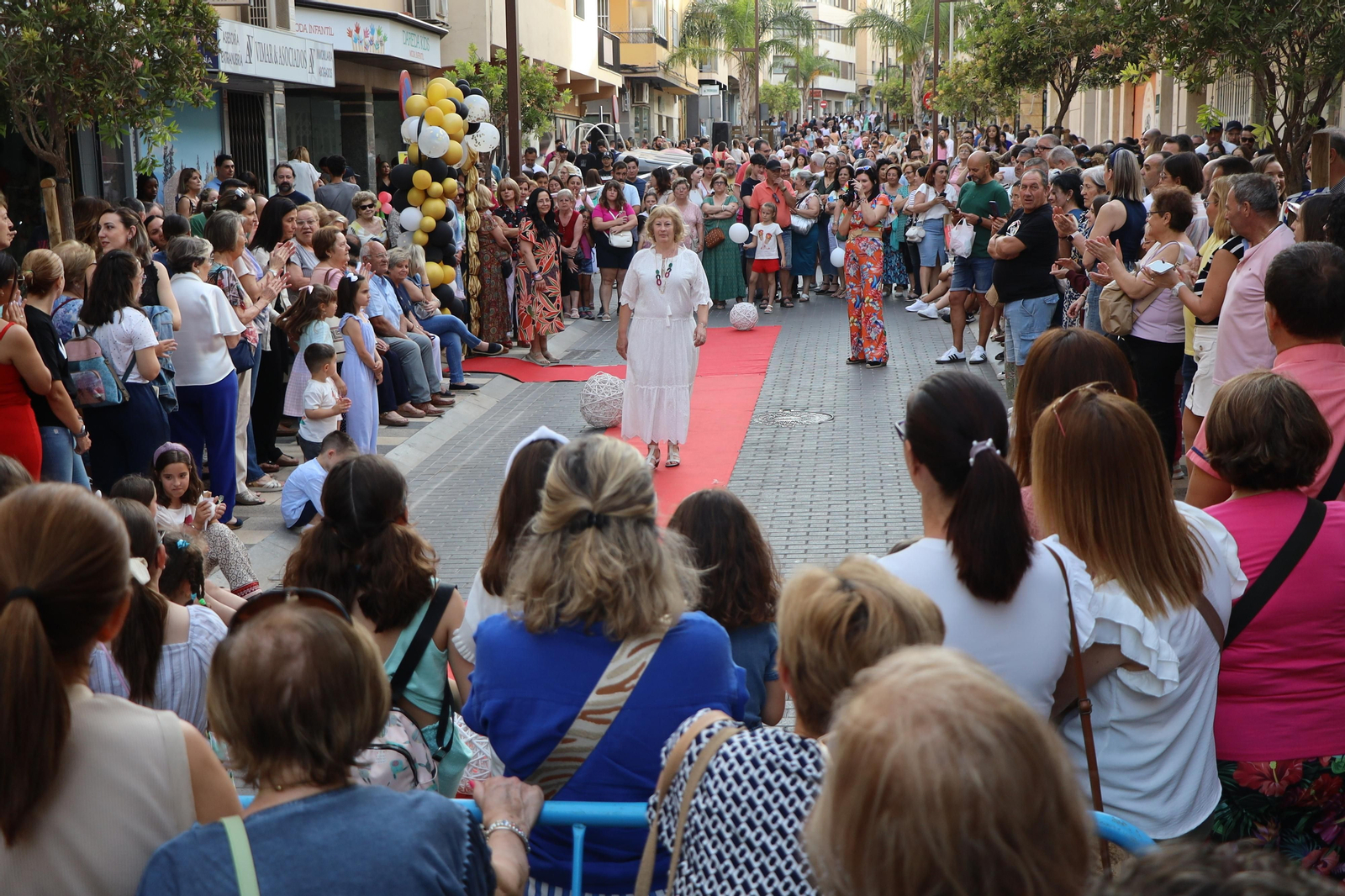 Las calles de El Ejido han sido un hervidero de gente durante toda la jornada.