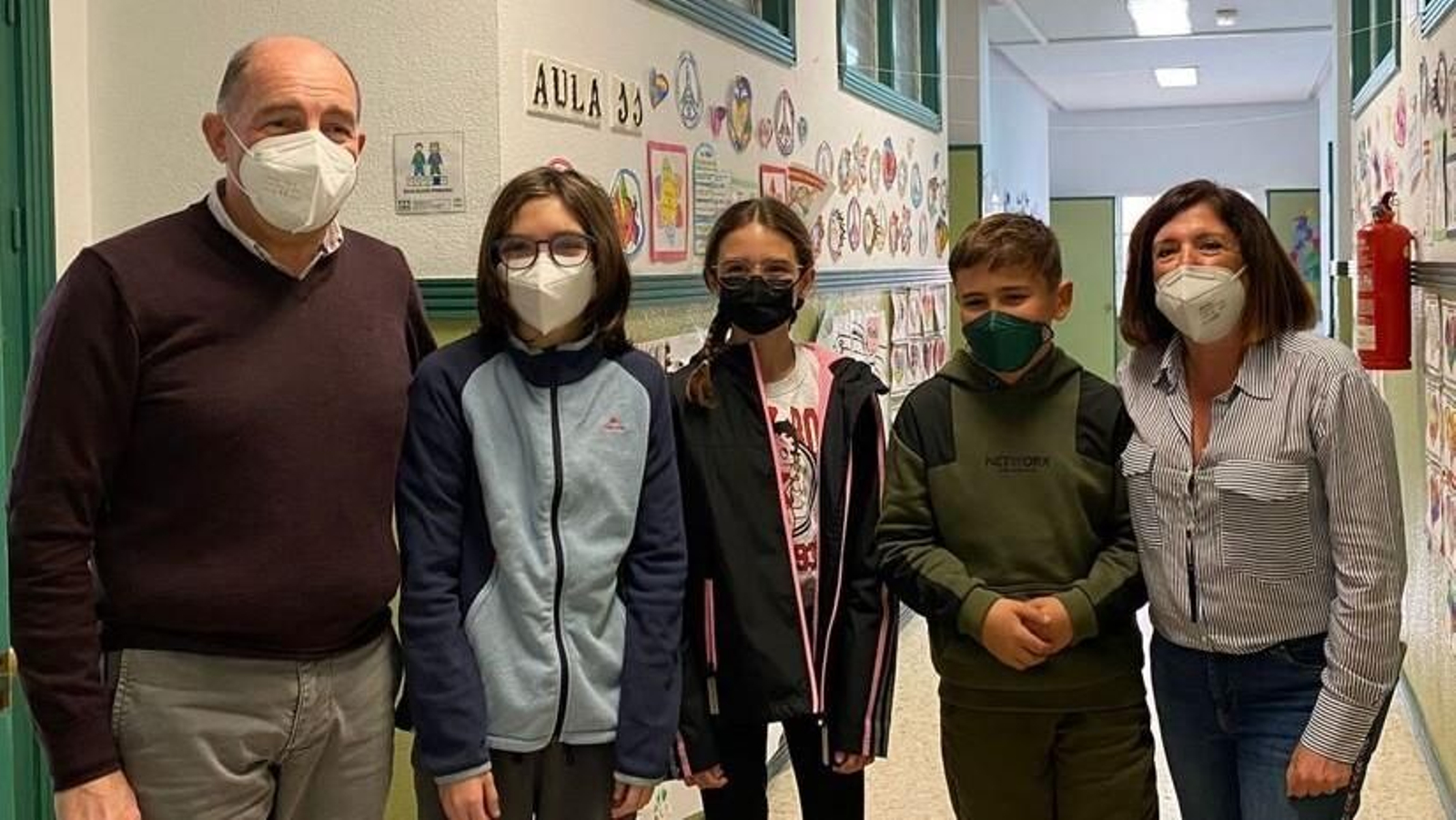 Integrantes del equipo del colegio Erytheia de San Fernando que ha ganado la fase provincial de las Olimpiadas Matemáticas , junto a sus profesores.