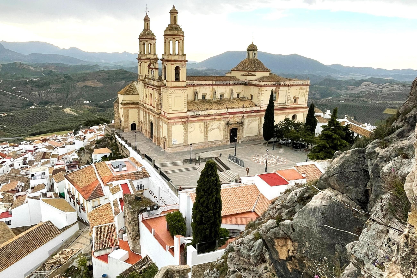 Desde la iglesia y el castillo de Olvera se pueden divisar unas increíbles vistas de la sierra gaditana