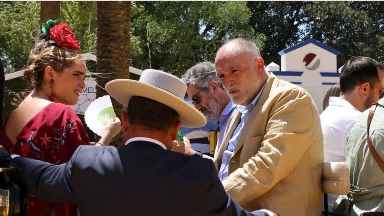 El chef José Andrés con una de sus hijas, en coche de caballos en la última edición de la Feria.
