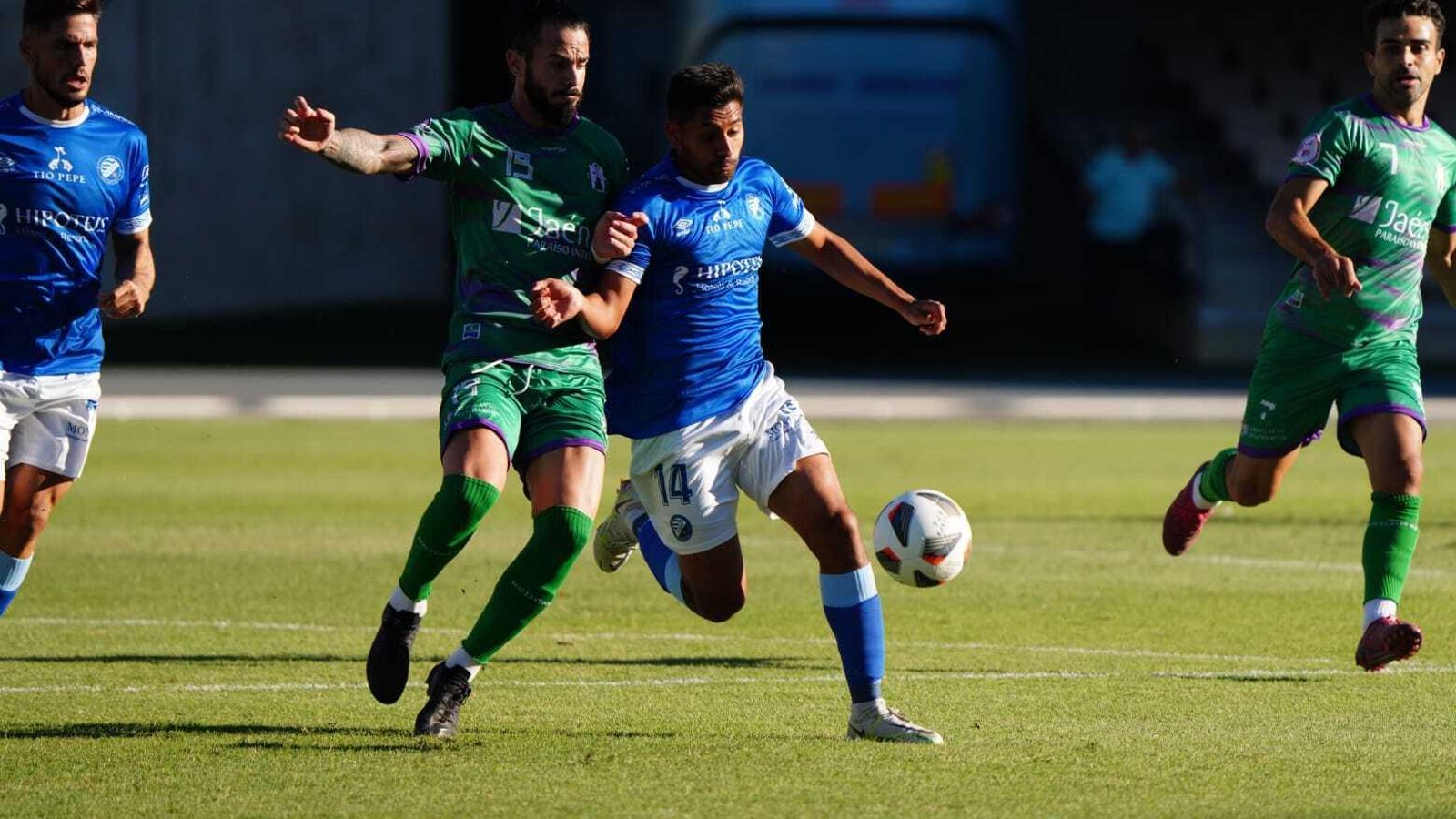 Erik Aguado trata de marcharse de un jugador de Rafa Vega. Erik Aguado trata de marcharse de un jugador de Rafa Vega.