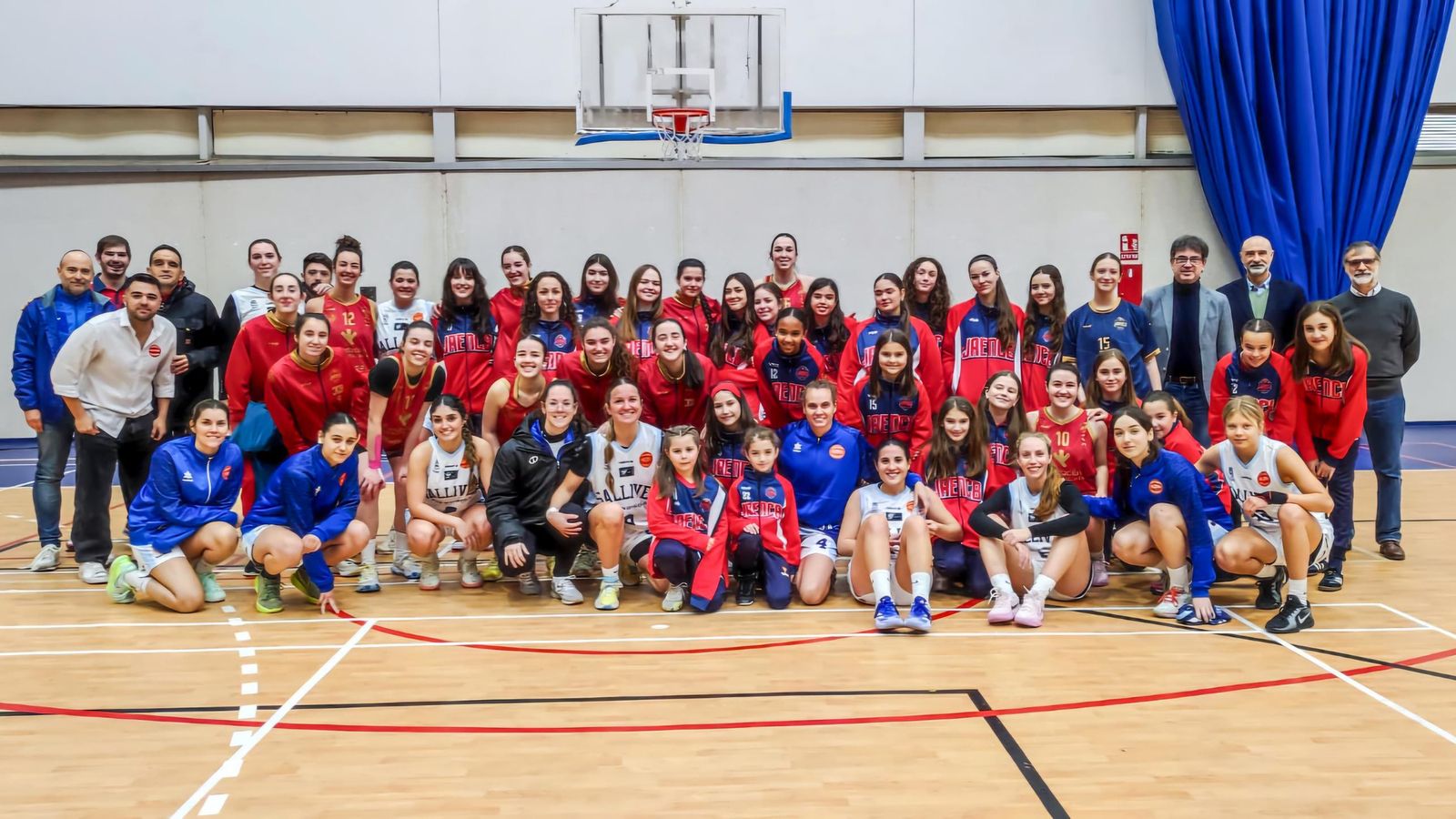 Foto de familia entre ambos equipos y las autoridades asistentes.