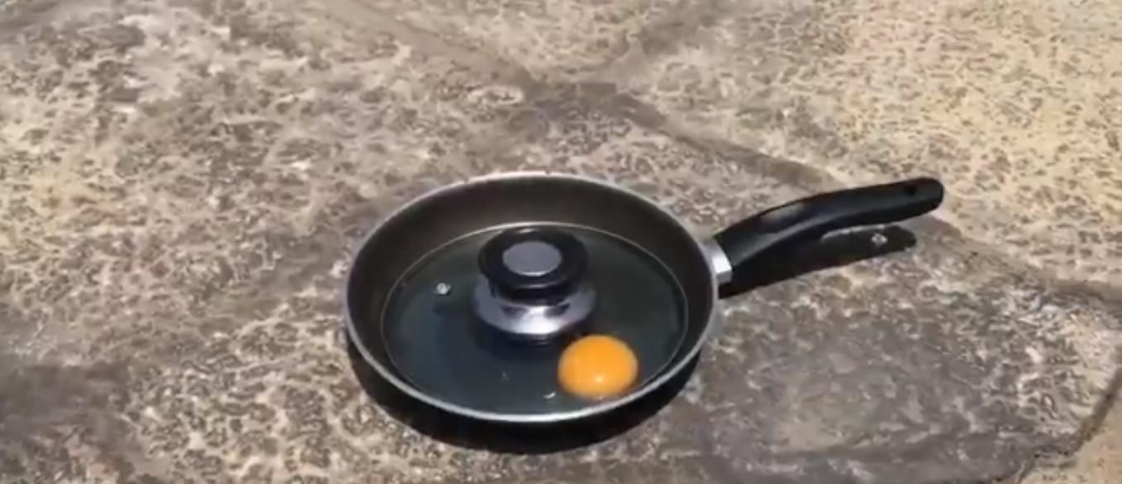 Un huevo friéndose en la Plaza del Triunfo.