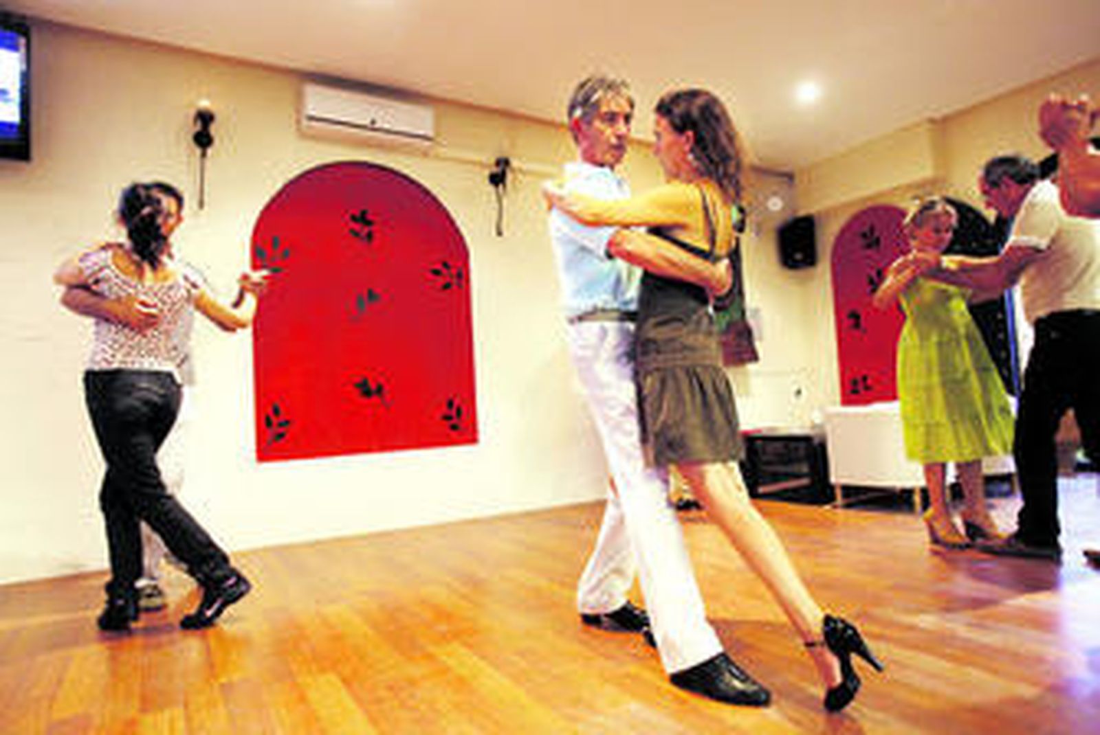 Una de las clases de tango que se ofertan en la ciudad.