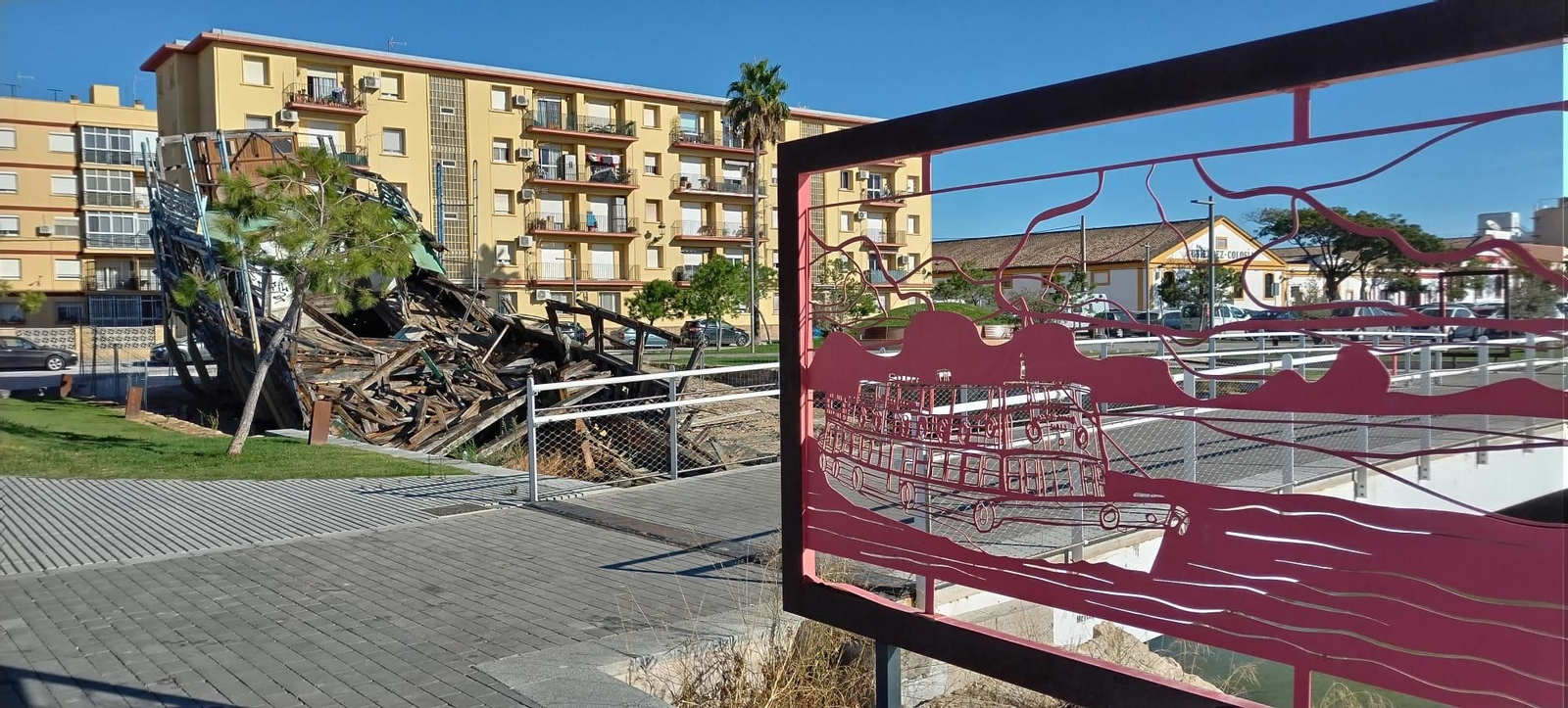 Una imagen del Vaporcito, pudriéndose al sol.