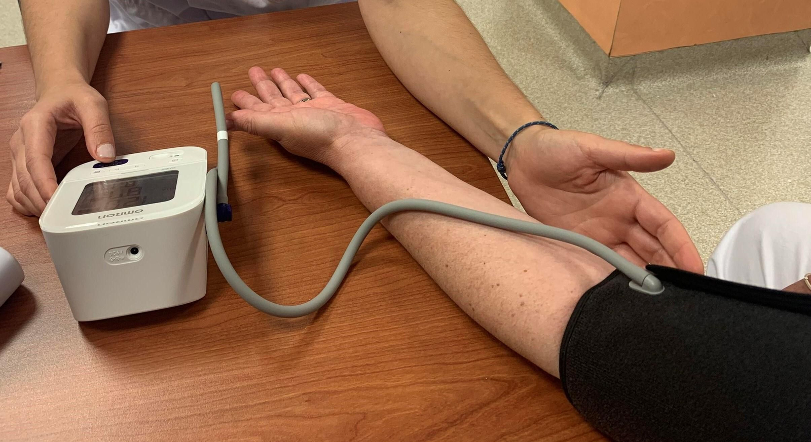 Una persona se toma la tensión con un tensiómetro.